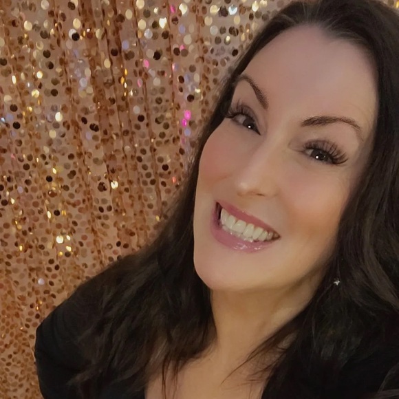 Hi, I'm Kim😎💜🌴 - Picture 1 of 1